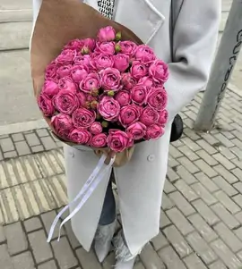 Монобукет из кустовых пионовидных роз в крафте.