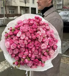 Монобукет из розовых кустовых пионовидных роз в оформлении.