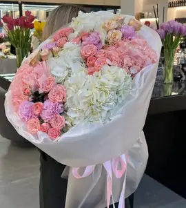 Сборный букет из гортензий, кустовых роз и диантуса.