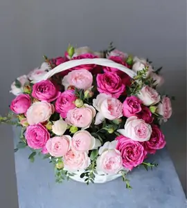 Корзина из кустовых пионовидных роз с зеленью.