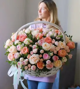 Корзина сборная из пионовидных роз.