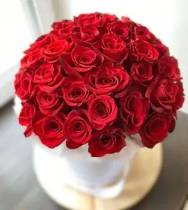 Коробка из 35 красных роз