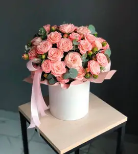 Коробка из кустовых пионовидных роз с эвкалиптом
