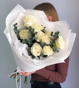 Монобукет из 9 белых роз с эвкалиптом