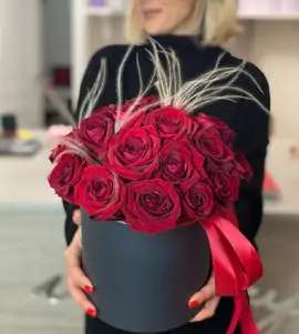 Коробка из 17 красных роз