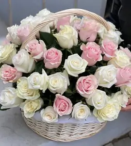 Корзина из бело-розовых роз
