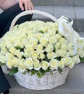 Корзина из 101 белой розы