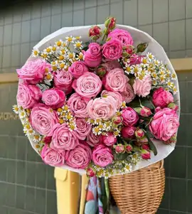 Сборный букет из кустовых роз и ромашек