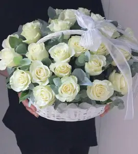 Корзина из белых роз с эвкалиптом
