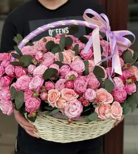 Корзина из кустовой розы с эвкалиптом