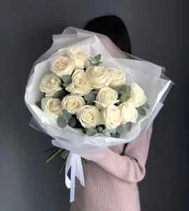 Розы белые 70 см с эвкалиптом
