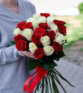Монобукет из 25 роз микс 60 см